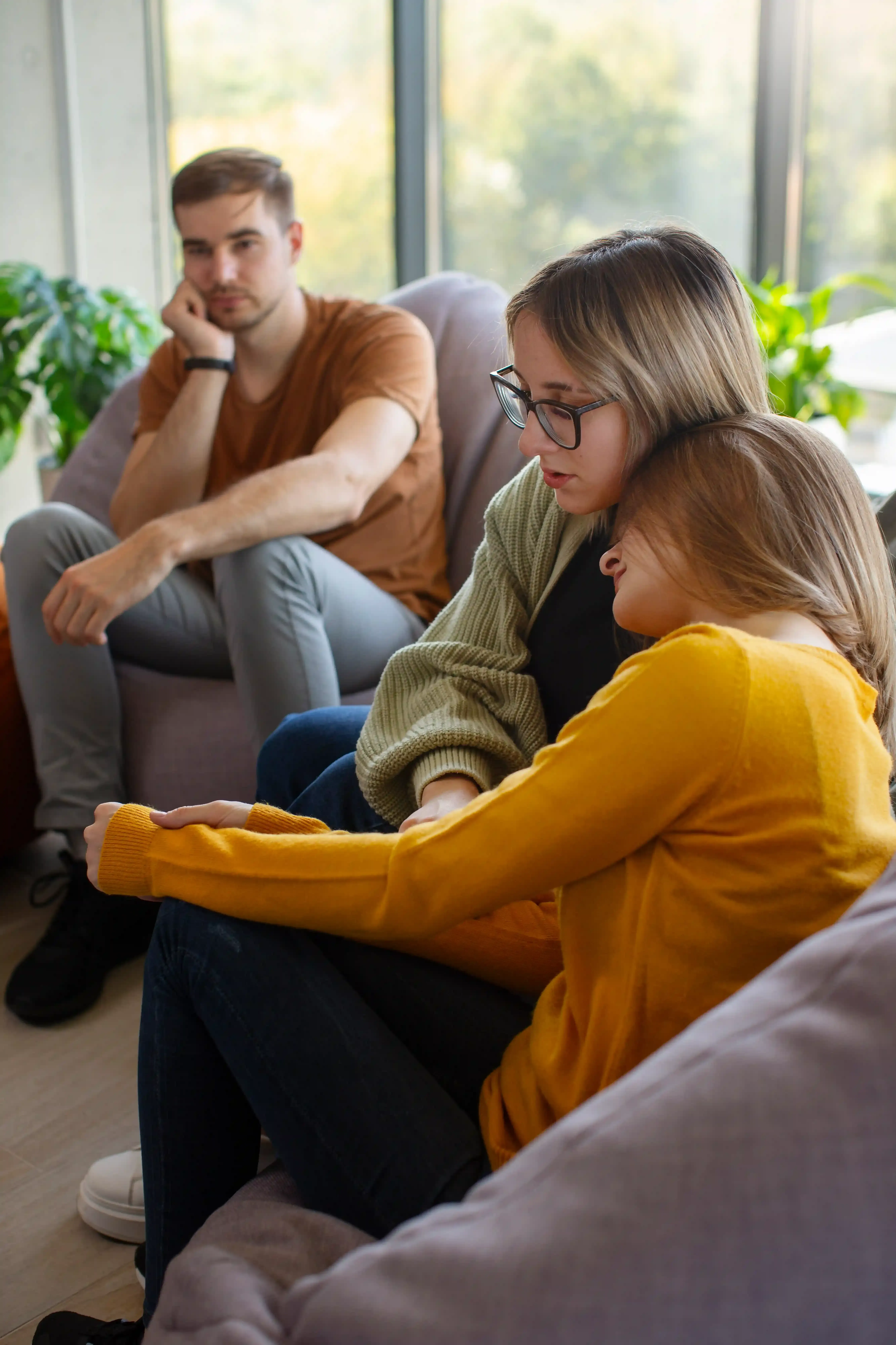 Clinician explaining assessment findings to a parent and teenager during a Miami psychiatry visit