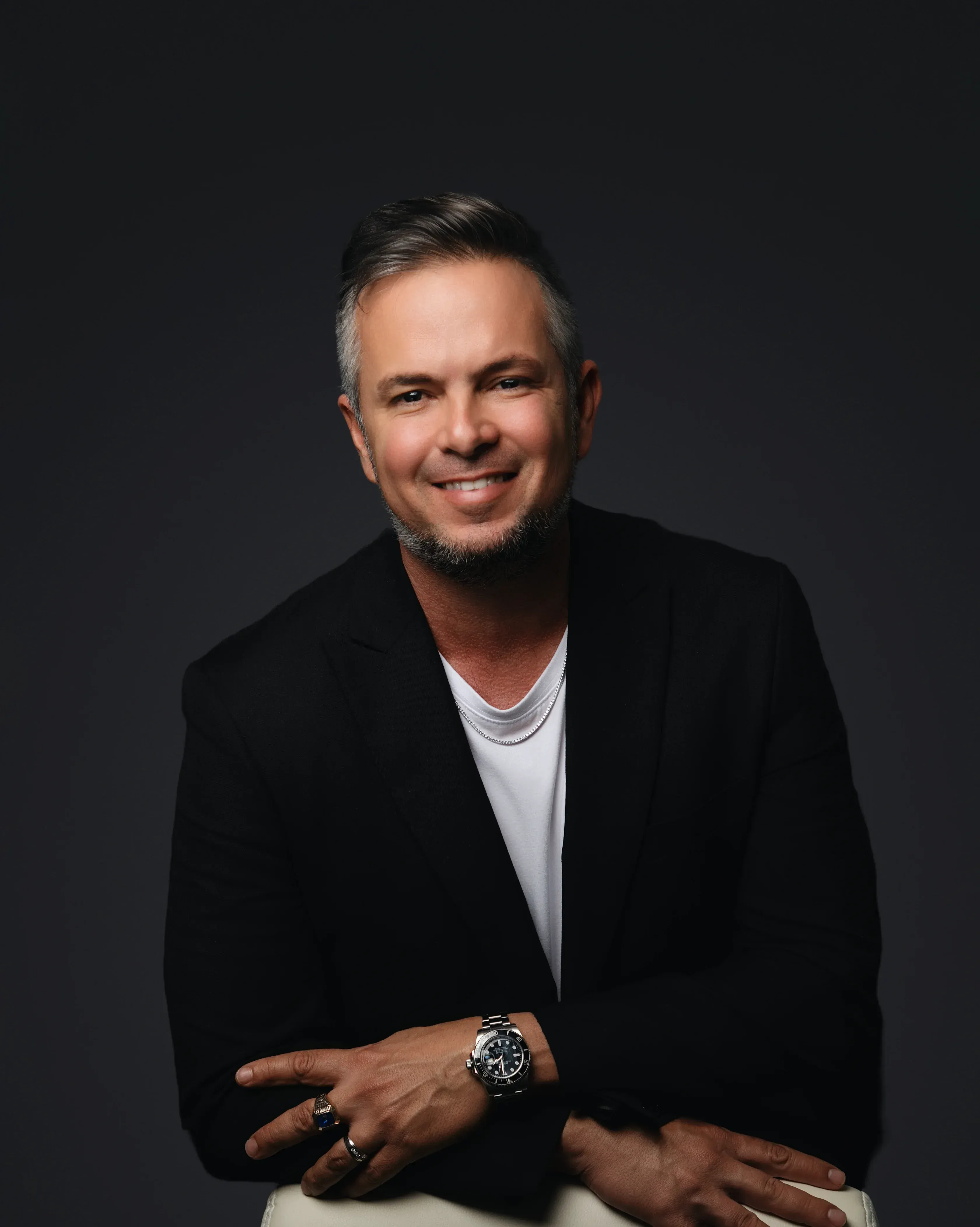 Dr. Roberto Carmona headshot at R&C Psychiatry